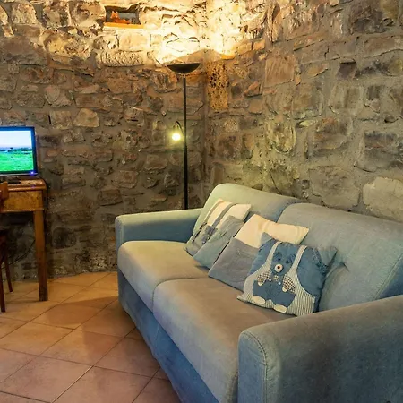 Dreistoeckiges In Einem Historischen Gebaeude By Interhome Apartment