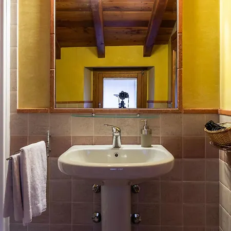 Apartment Dreistoeckiges In Einem Historischen Gebaeude By Interhome Riva di Solto